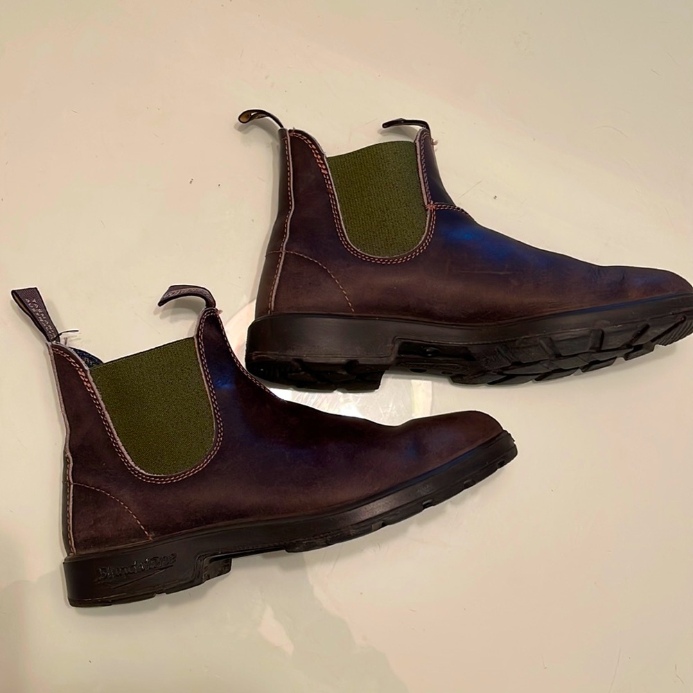 Beautiful and broken-in Blundstone boots.  Brown with green sides.
